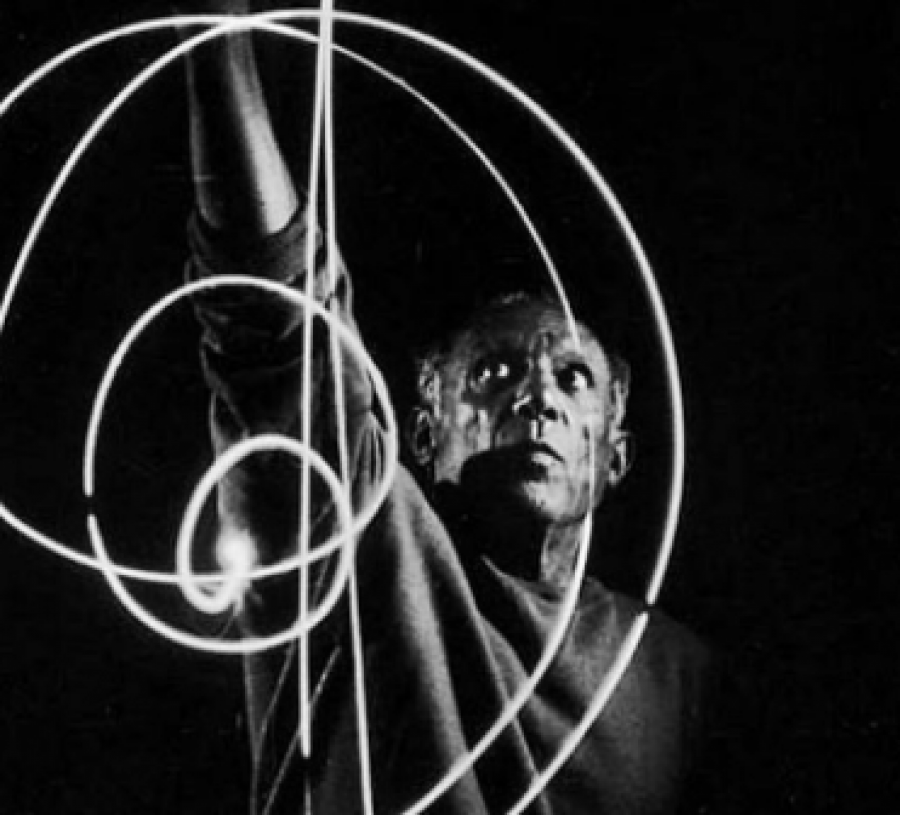 Ο Πάμπλο Πικάσο ζωγραφίζει με το φως!